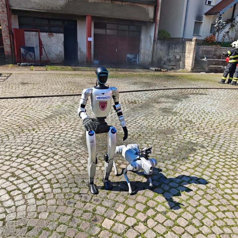 Vatrogasci i robotski pas u akciji!